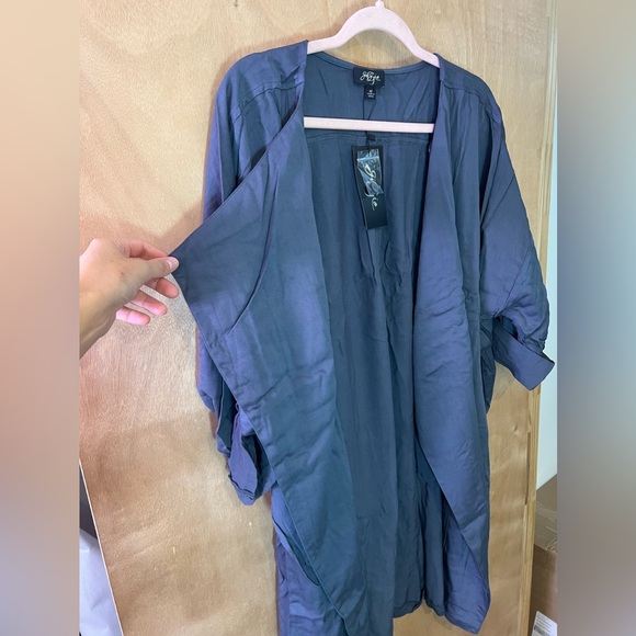 Lightweight Duster w/ Button Up Sleeves - Picture 4 of 5